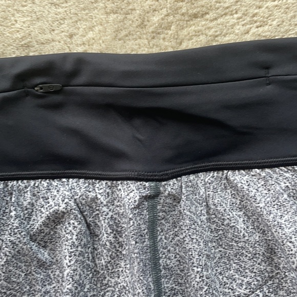 Lululemon NWOT 2.5” Inseam. Spandex lined shorts - Picture 4 of 6